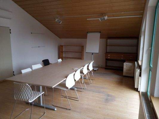 Dachgeschoss-Büro mit Möbeln