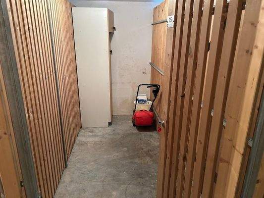 Keller mit Stromanschluss