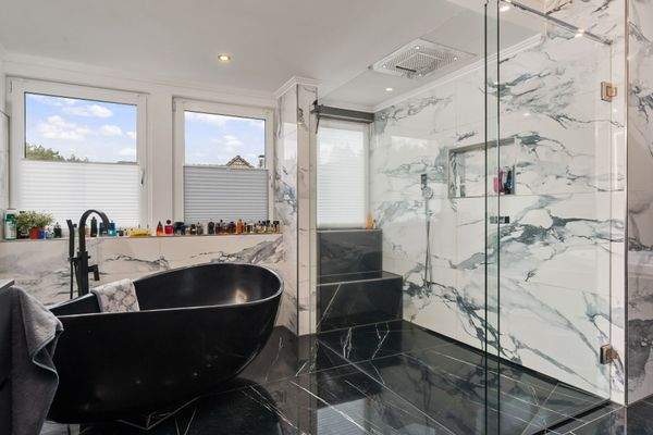 ... mit freistehender Badewanne ...