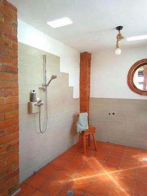 offene Dusche Bad 2.OG