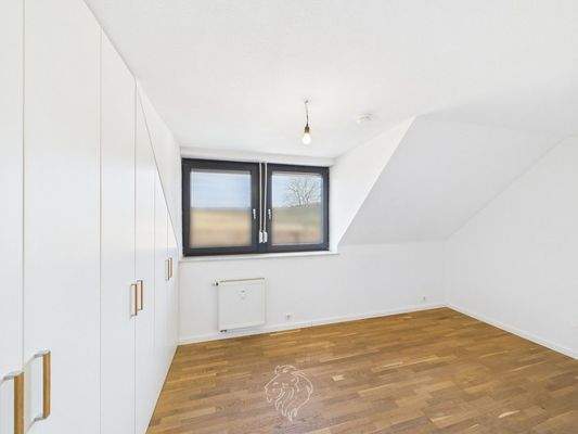 Haus links, OG: Ankleidezimmer/Büro mit hochwertigen Einbauten vom Schreiner