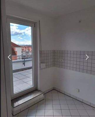 Küche mit Zutritt zur Dachterrasse