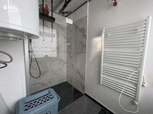 Badezimmer mit Dusche