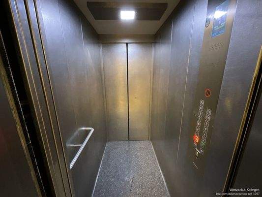 einer von zwei modernisierten Aufzügen