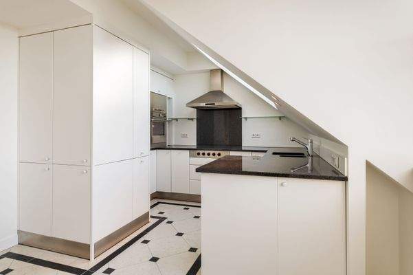 Zeitlose Einbauküche mit Markengeräten