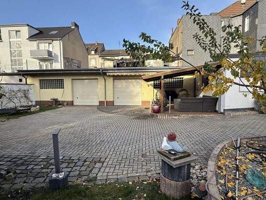 Rückansicht Innenhof 2 mit Hallengaragen