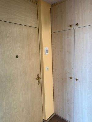 Flur mit Einbauschrank.JPG