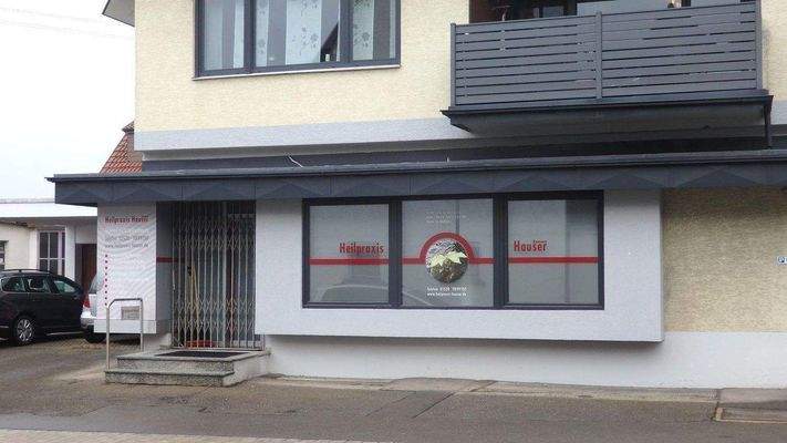 Eingang mit Schaufensterfront