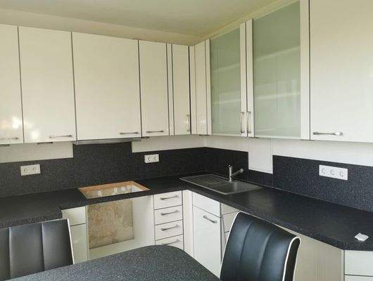 Küche mit Tisch und Stühlen