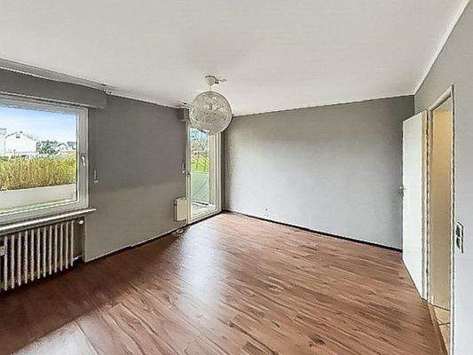 Wohnzimmer mit Balkonzugang