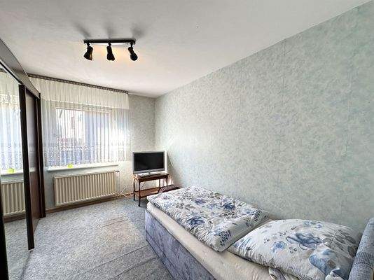 Blick in das helle Gästezimmer im Erdgeschoss