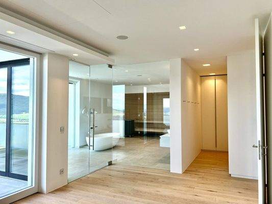 Schlafzimmer mit eingebauten Schrankraum und Zugang zum Bad