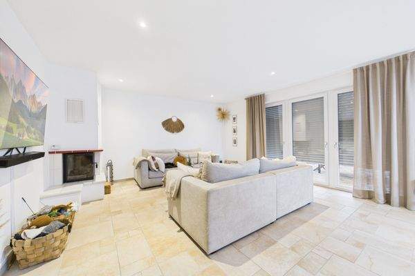 Wohnzimmer mit Kamin EG