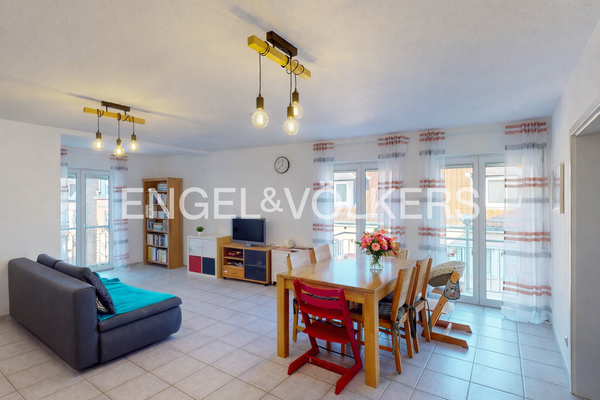 Essbereich im Wohnzimmer mit Austritt zum Balkon