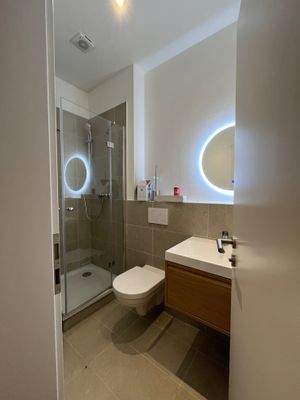 Saniertes Badezimmer mit Duschkabine, ca. 1 Jahr alt