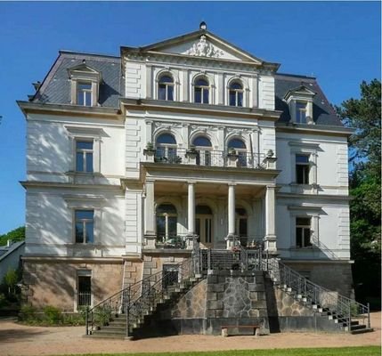 Außenansicht mit Balkon in erster Etage