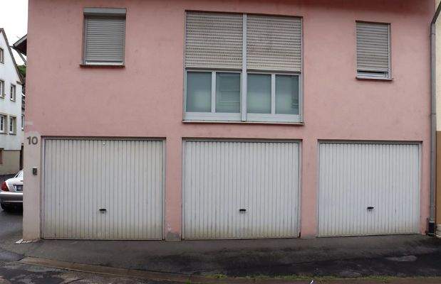 Nebengebäude mit Garagen