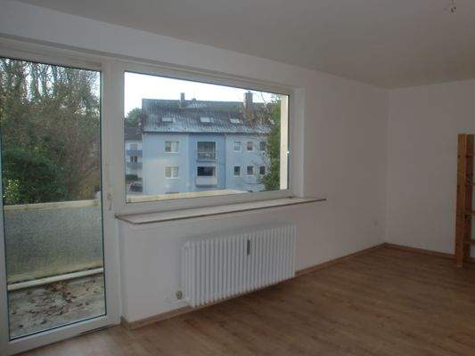 Wohnzimmer + Balkon.JPG