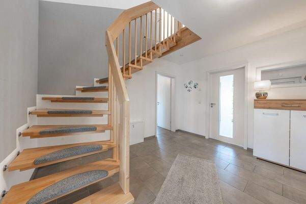 Über die Treppe im Flur gelangen Sie in das Obergeschoss