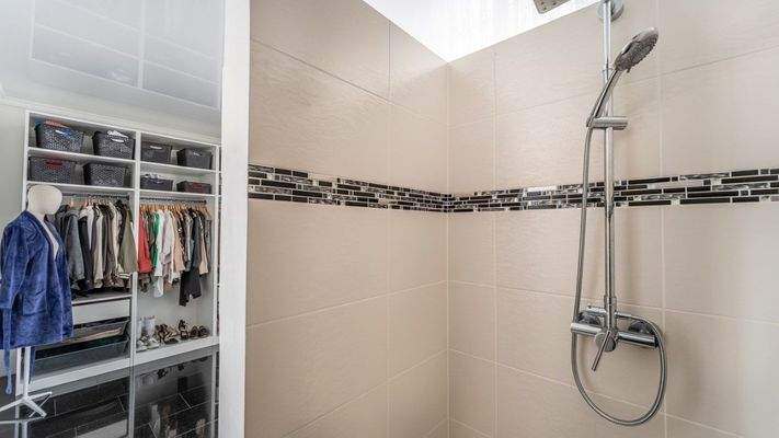 Badezimmer / Ankleide im Obergeschoss