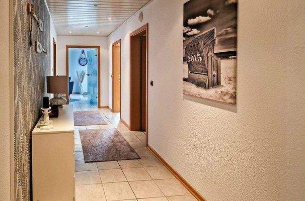 Flur Gästewohnung mit Zutritt zu den Zimmern