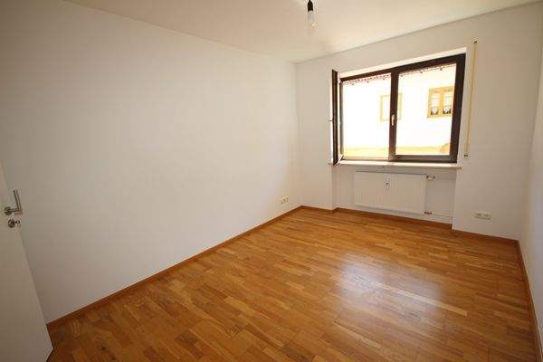 Helles Zimmer mit Parkett: Perfekt für Kinder, Arbeit und Gäste