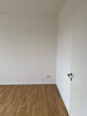 Leerer Raum mit Holzboden