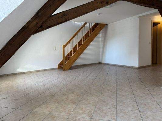 Wohnzimmer mit Treppenaufgang