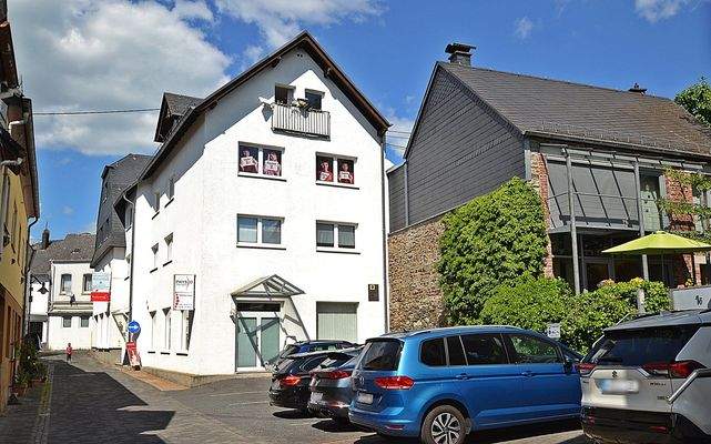 7 eigene Pkw-Stellplätze