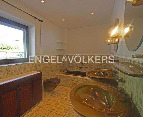 Bad mit Dusche und Wanne