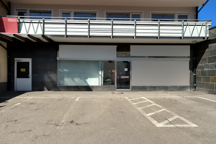 Gewerbefront ohne Beschilderung