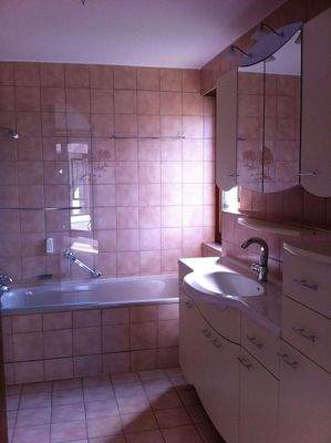 Bad mit Badewanne, Dusche