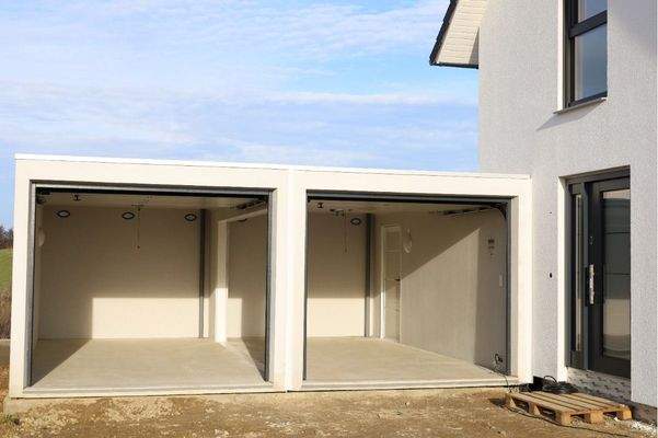 Blick in die neu errichtete Doppelgarage der Firma ZAPF