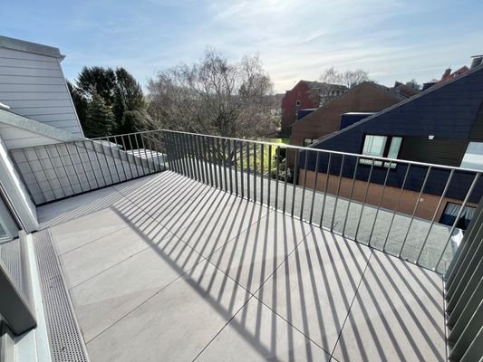 sonnige Dachterrasse mit viel Platz