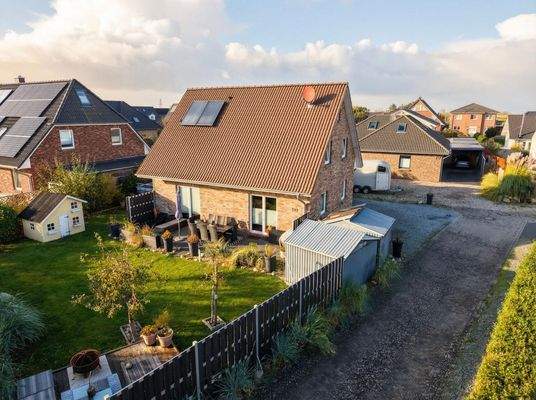 Hausansicht mit Garten