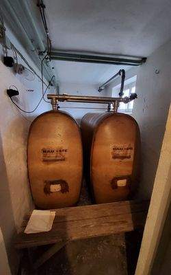 Raum mit Heizöltanks im Keller