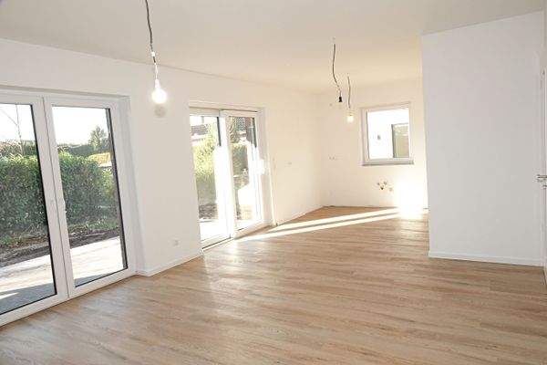 Wohn-und Essbereich mit Zugang zur Terrasse