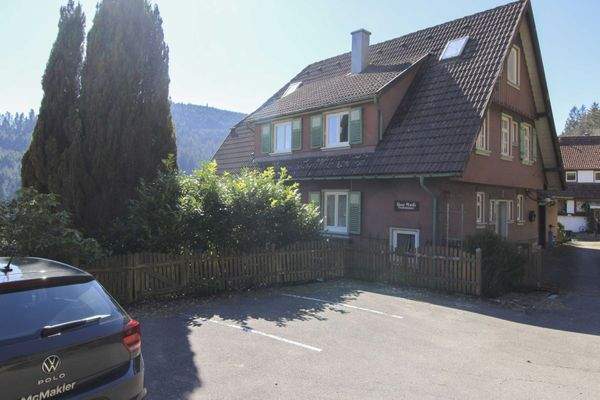 Parkplätze + Haus Seitenansicht