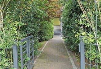 Gepflasterter Weg zum Haus