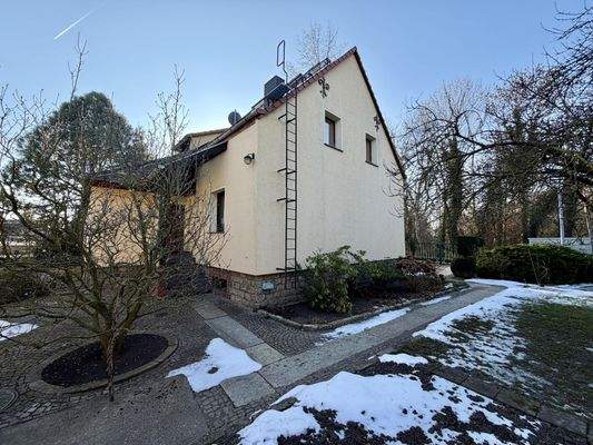 Außenansicht mit Hauseingang