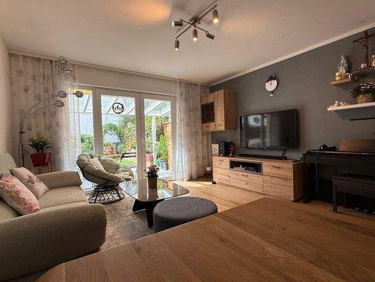 Wohnzimmer mit Blick in den Garten