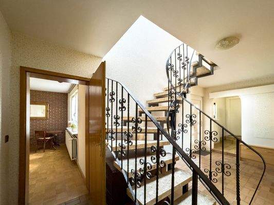 Erdgeschoss Hauseingang und zweite Treppe