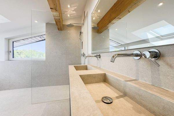 Bad mit Dusche und Badewanne