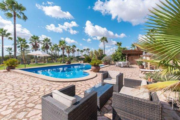 Einladender Poolbereich 