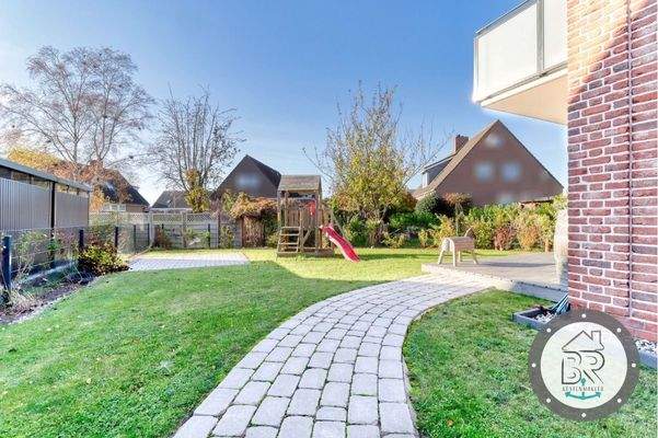 Gepflasterter Gartenweg entlang des Hauses – gepflegt und harmonisch angelegt