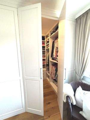 ein Blick in den begehbaren Schrank Schlafzi. 1