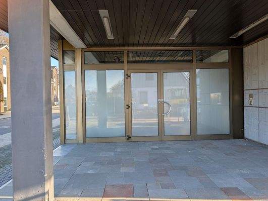 überdachter Eingangsbereich