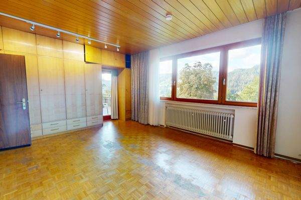 Großes Schlafzimmer im EG mit Zugang zum Balkon