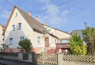 Hausansicht von außen mit eigenem Zugang