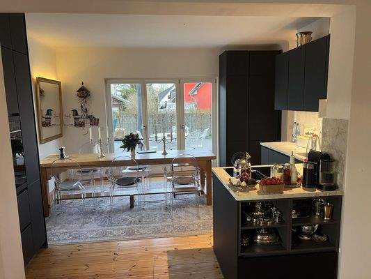 Blick durch Küche zur Terrasse